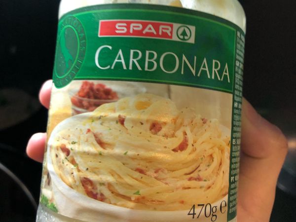 1.炒熟的食材加入白醬一起拌炒1-2分鐘
2.加入雞肉一起拌炒。