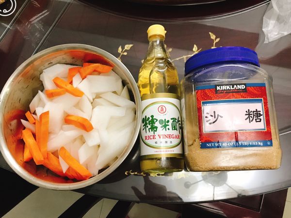 1、白蘿蔔去皮，切菱形長條狀
2、紅蘿蔔🥕，同上
3、小黃瓜🥒，同上