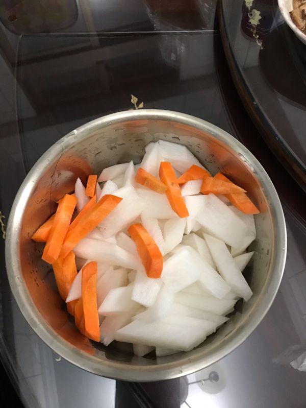 食材各自用一匙鹽巴抓醃，醃的時間不同，如下：
1、白蘿蔔醃5分鐘
2、紅蘿蔔🥕醃10分鐘
3、小黃瓜🥒醃1分鐘
各自醃到時間到時，用冷開水，把鹽份洗掉，水瀝乾後備用