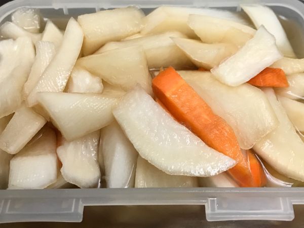 1、用1:1的原則，加入糖：醋，要醃到食材高度後，攪拌一下，靜置一天，即可食用