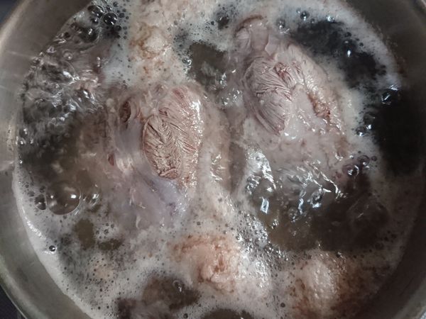 先川燙牛腱把雜質去除