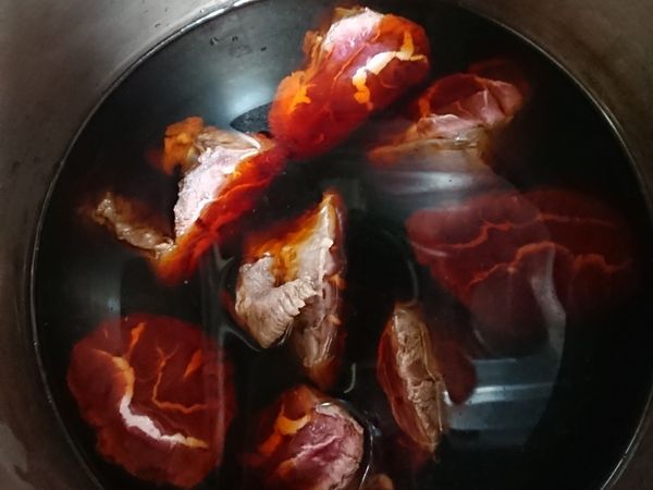 醬油米酒倒入悶燒鍋放入牛腱後加水醃至八分滿，瓦斯中火燉煮