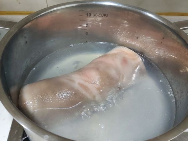 豬皮煮10分鐘去腥後，用瓦斯槍（或爐）火烤去毛。