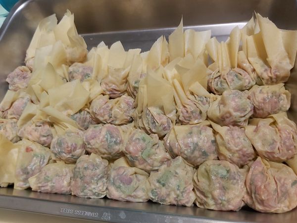 取一千張，包入拌好的絞肉材料~稍微揉合成團就完成囉～

（不用像正常的水餃或餛飩開口要黏合，千張餛飩神奇的下水會自動黏合哦）