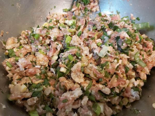 豬皮、蔥、薑片、過貓切碎（可用調理機比較快），與絞肉、其他調味料拌勻