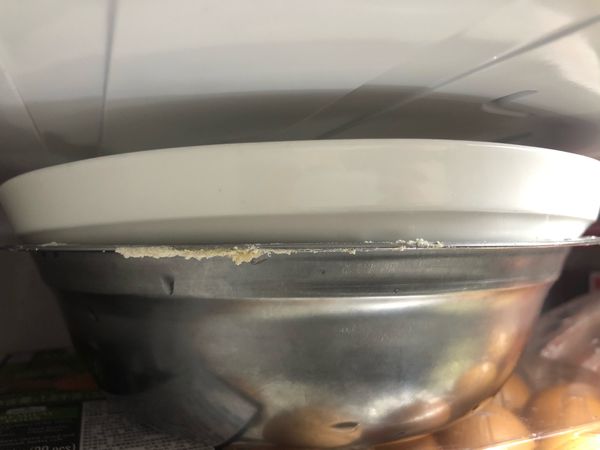 炸雞粉舖上後，將雞腿放至冰箱20-30分鐘.