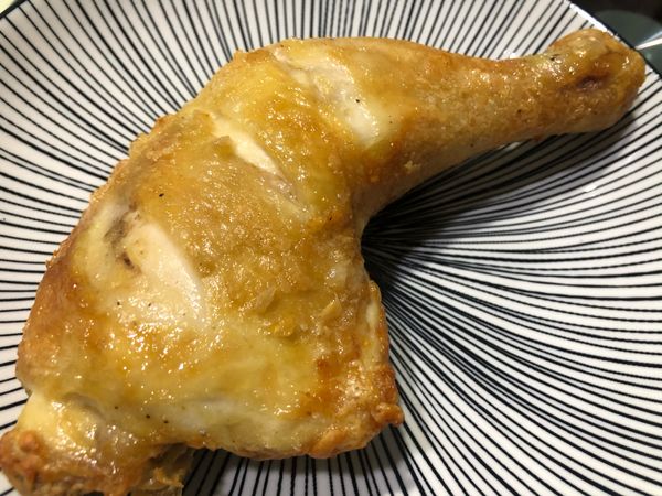 時間到，將氣炸鍋內的雞腿取出後就大功告成