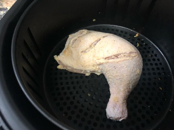 從冰箱取出後，放至氣炸鍋內.
設定溫度160°C/時間16分鐘