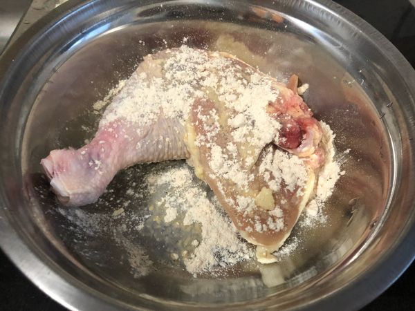 然候翻面灑上炸雞粉.