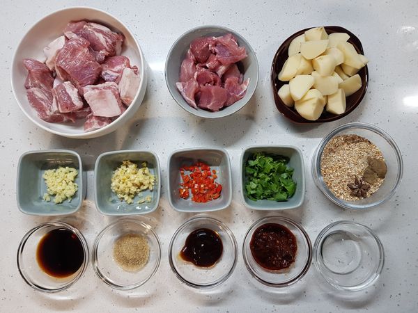 備料：

豬小排、豬後腿排。

馬鈴薯滾刀切小塊。

大蒜、薑、辣椒、香菜切碎。

五香蒸肉粉可以買現成的，如果想自己動手做，可以參考另篇食譜哦。
https://icook.tw/recipes/305287