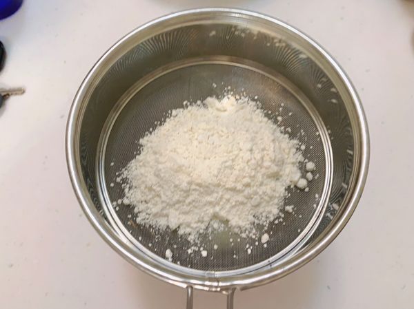篩入低筋麵粉拌均