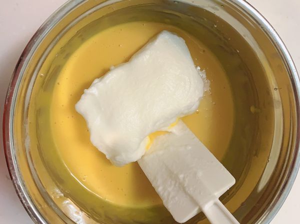 取3分之1的蛋白霜混入蛋黃糊用切拌的方式拌均