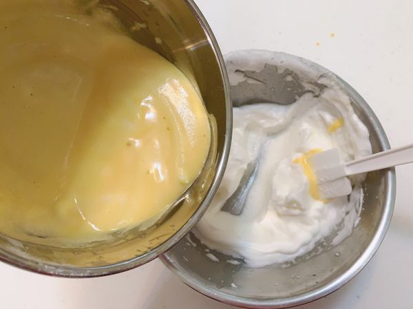 將混合好的蛋黃糊加入剩餘的蛋白霜中混合均勻