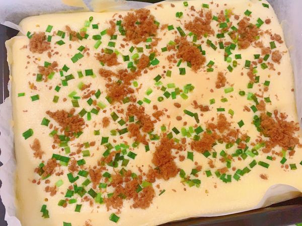 表面撒上肉鬆跟青蔥
放入預熱好的烤箱 180度烤20分鐘