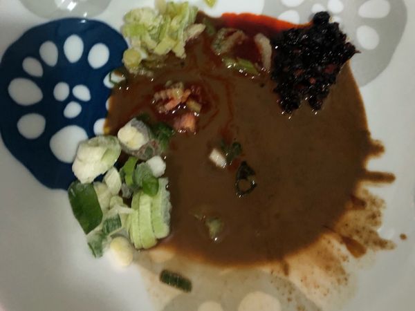 有深度的盤子備好調料；
1.麻醬、醬油一小匙、蔥花、芹菜末、辣椒醬。
2.水滾了，煮麵條和任何燙青菜。
3.撈出麵條青菜，和調好的醬拌勻，完成。