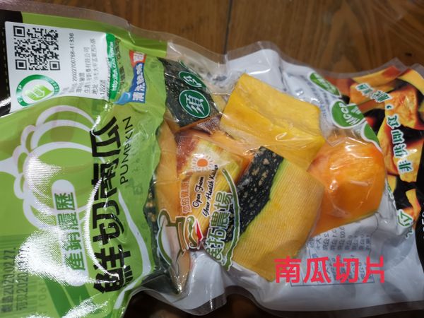 1）大白菜的菜梗~切片
2）南瓜~切薄片
3）醃嫩薑~切片