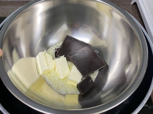 把奶油跟無鹽奶油隔水加熱後 放置先處理烤模