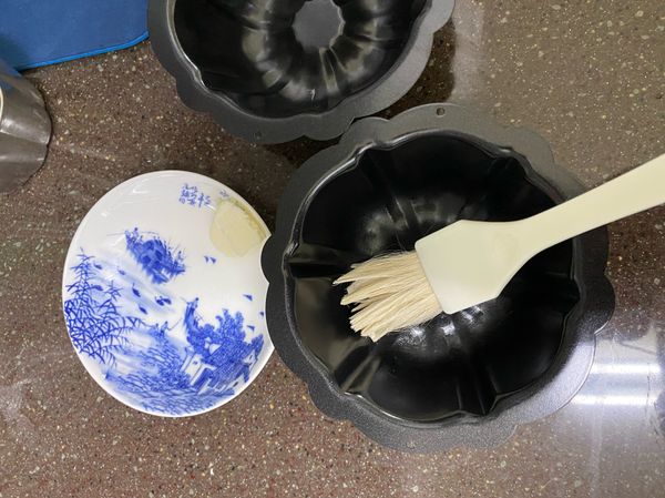 將無鹽奶油（非材料的奶油，另外準備）塗滿烤模內壁，然後用撒上少許麵粉以利脫模。
接著，把烤模放入冰箱冷藏。