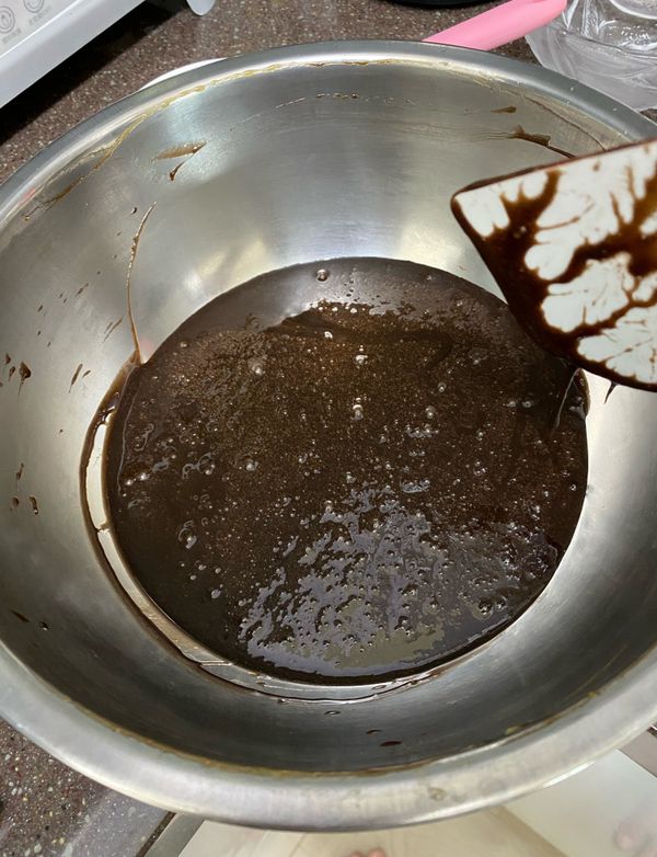 1.將兩顆蛋打入另一新的料理盆，加入香草精、細砂糖攪拌均勻
2.將中筋麵粉過篩加入，繼續攪拌
3.再將隔水加熱後的液狀巧克力奶油液分次緩慢加入，記得攪拌至均勻