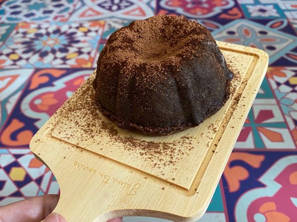 將巧克力熔岩液倒入烤模 約8分滿
烤箱預熱上火/下火200度
烤15-18分鐘
脫模後上方可以撒少許糖粉或可可粉