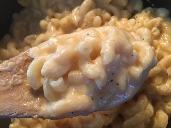 熱鍋加入奶油接著加入牛奶；倒進煮好的通心麵加入鹽和黑胡椒調味，最後加入兩種起司煮到溶化即可。