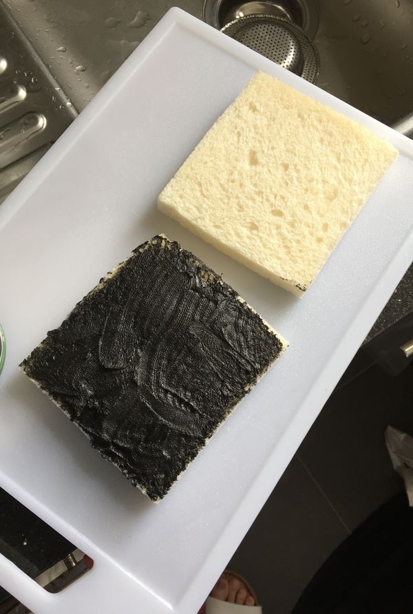 先將芝麻醬塗抹在麵包上