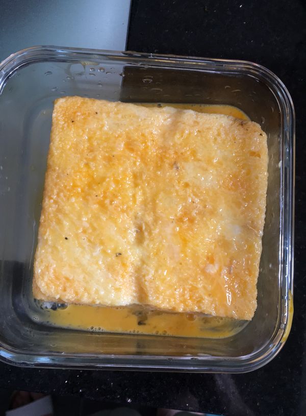 將雞蛋打好 將兩片麵包合上 再將麵包沾滿雞蛋