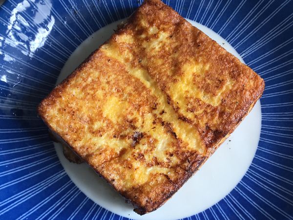 將沾蛋的麵包放進油鑊裡半煎炸 炸到四面金黃