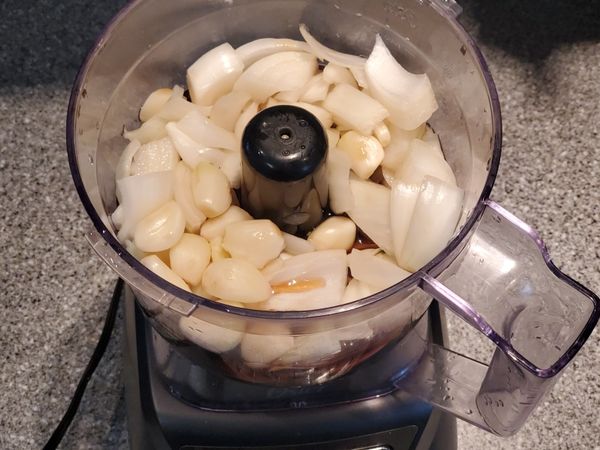 "魚露"、"洋蔥"、"蒜頭"，放入果汁機打碎。