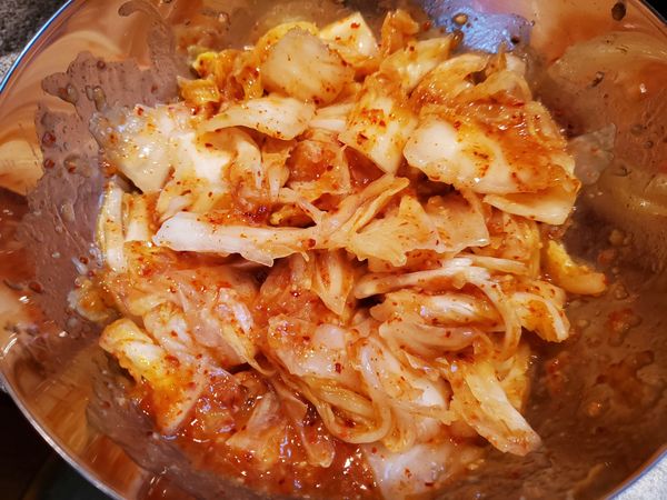 將步驟4的泡菜醬料，倒入洗淨的大白菜拌勻