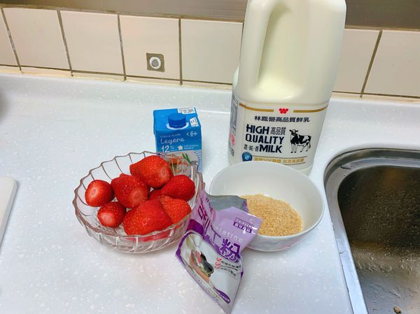先準備好食材，草莓用食用水洗淨後擦乾，去蒂。