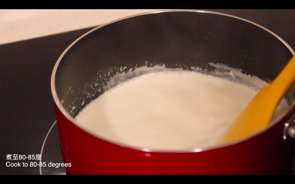 牛奶及糖攪拌均勻, 小火熱鍋加入牛奶煮至80-85度 
當周邊開始起泡泡及冒煙，即將沸騰前關火