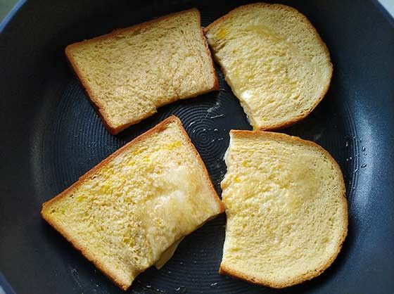 不沾平底鍋中入少許油熱鍋，放入吐司，小火煎2~3分鐘