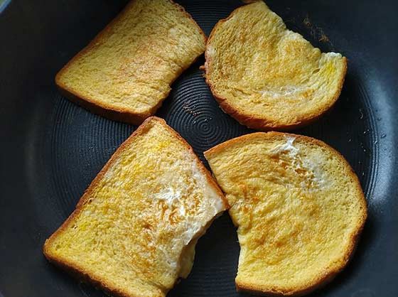 翻面，續煎約2~3分鐘至兩面金黃