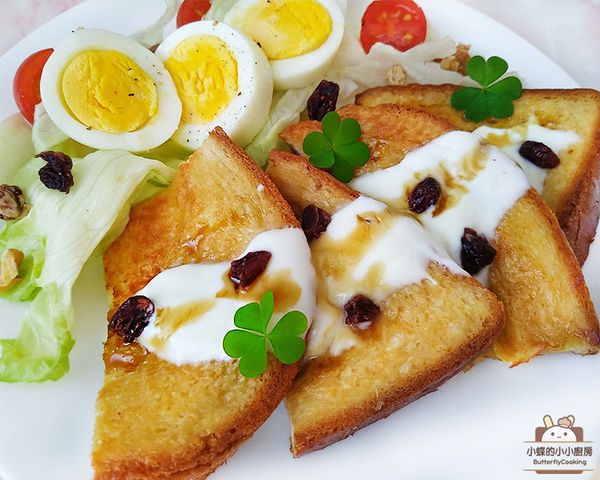 這配方做出來的法式吐司已有微甜味，
再搭配果乾及桑菊飲淋醬，
能讓整份吐司吃起來有不同的酸甜層次與口感變化~♪