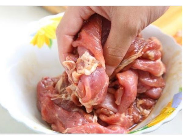 將分組1倒入步驟2內攪拌均勻
靜置10分鐘（讓食材入味）