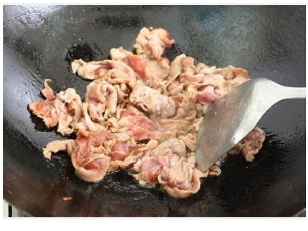 鍋子預熱倒入沙拉油
轉開中火
下醃好的肉片，用竹筷拌炒均勻
約3～5分鐘，待肉片雙面變白熟透湯汁收乾且上色
即可盛盤