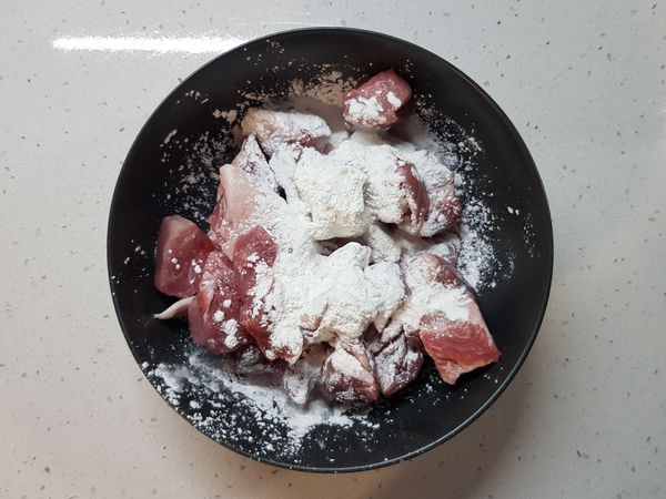 將豬小排、後腿排倒入大碗，加入1匙太白粉。