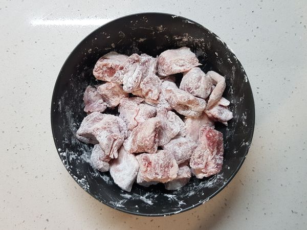 將澱粉和豬小排抓勻，靜置30分鐘後，用流水洗淨，可以去除豬小排血水和腥味。