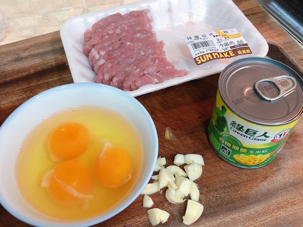 豬絞肉，蛋3顆，蒜頭2顆，玉米罐頭，米酒一小匙