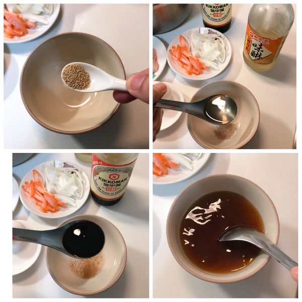 用1/2茶匙鰹魚粉+1匙醬油+1匙味碄+150c.c.開水，調勻成醬汁備用。