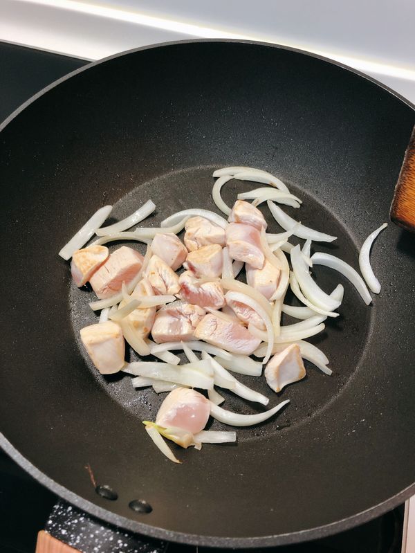 平底鍋內放5c.c.橄欖油，開中火，下洋蔥絲及雞胸肉先炒至半熟，盛出備用。