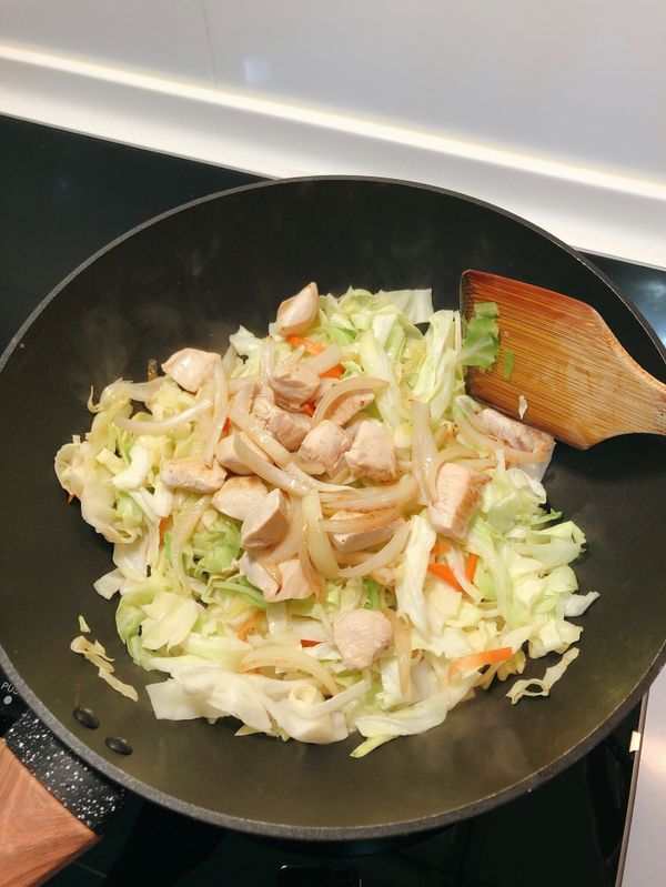 再把剛剛盛出備用的雞胸肉跟洋蔥倒回鍋中ㄧ起拌炒。