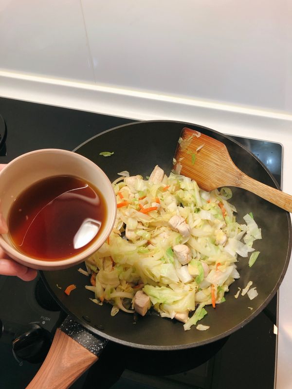 倒入步驟2調好的醬汁，轉中小火，讓食材燒煮3分鐘。