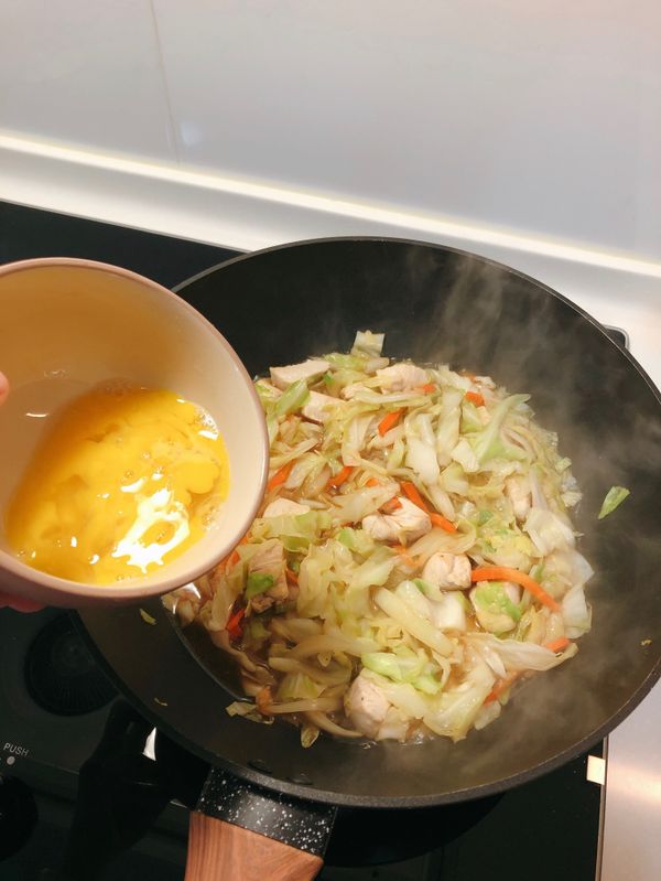 最後起鍋前均勻倒入蛋液，煮到蛋液半凝固，即可起鍋➡️完成✅