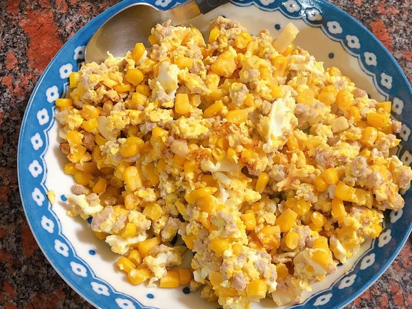 蒜頭先爆香，加入絞肉、一小匙米酒炒到半熟。
再加入玉米、蛋。
*等蛋凝固了再翻炒，加鹽即可上菜囉！