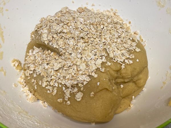 最後倒入燕麥拌勻以増加口感。弄成曲奇團。