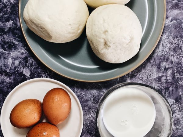 饅頭切片，雞蛋打散跟糖及牛奶混合均勻。