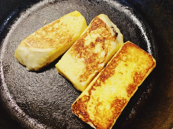 鍋中抹上一層油，以小火慢煎至饅頭兩面金黃即可。有沒有像雞蛋豆腐😂😂