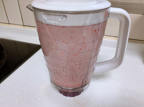 草莓切成小塊後（留一兩顆作裝飾用），與牛奶一起放入攪拌器攪拌均勻。